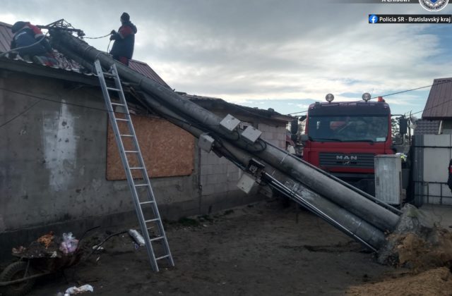 Na rodinný dom v Plaveckom Štvrtku spadol stĺp elektrického vedenia, nešťastie sa zaobišlo bez zranení