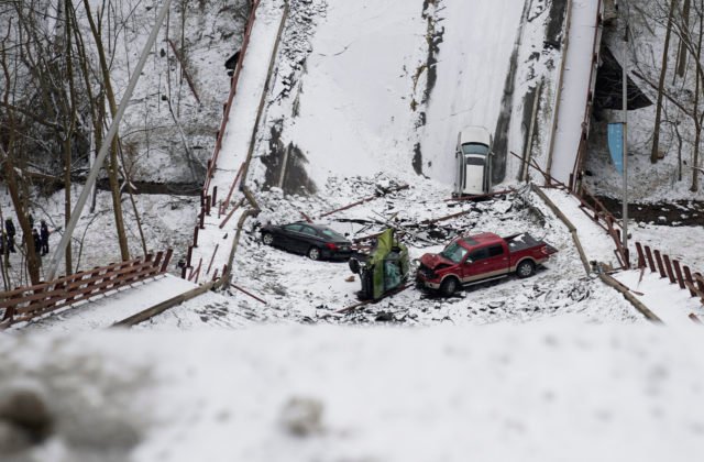 V Pittsburghu sa zrútil päťdesiatročný most, keď po ňom prechádzalo niekoľko áut a autobus