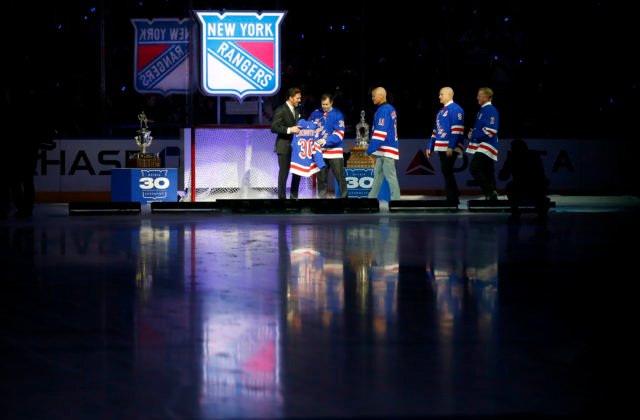 New York Rangers slávnostne vyradil dres „kráľa Henrika“ s číslom 30, za klub hral 15 rokov