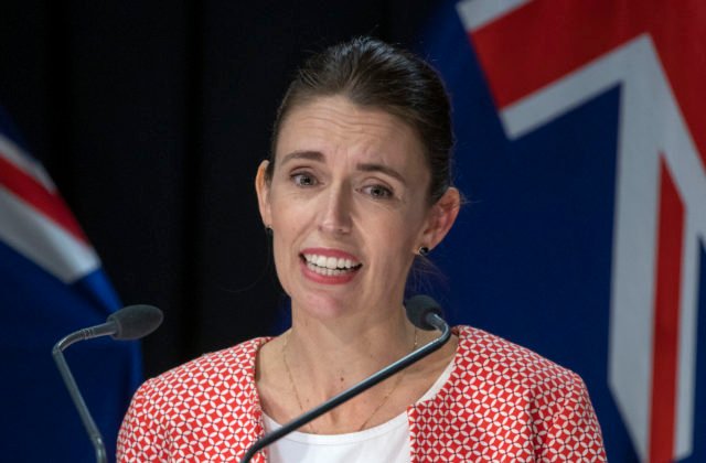 Najmladšia premiérka na svete Ardernová oznámila demisiu, viesť novozélandskú vládu si vyžiadalo svoju daň, uviedla