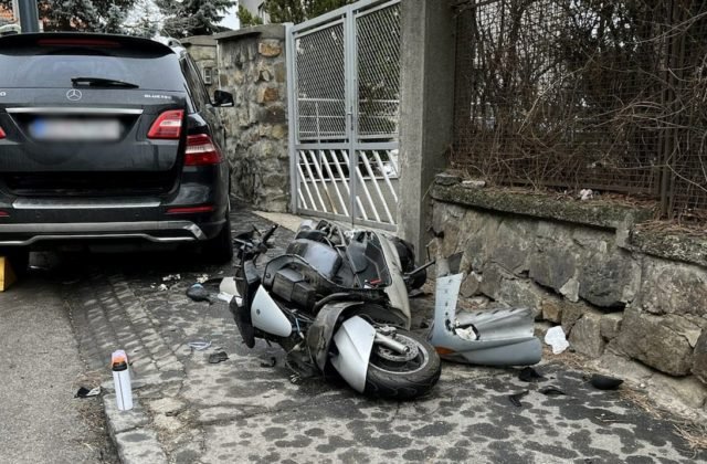 Policajti zasahovali pri tragickej dopravnej nehode v Bratislave, motocyklista neprežil zrážku s autom (foto)