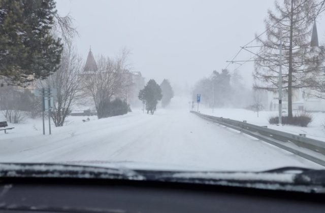 Cestári už sprejazdnili cesty pod Tatrami, na niektorých úsekoch sa ešte môžu tvoriť snehové jazyky (foto)