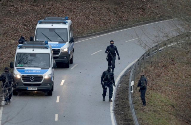 Podozriví z vraždy policajtov v Nemecku boli zrejme pytliaci, jeden muž odmieta vypovedať