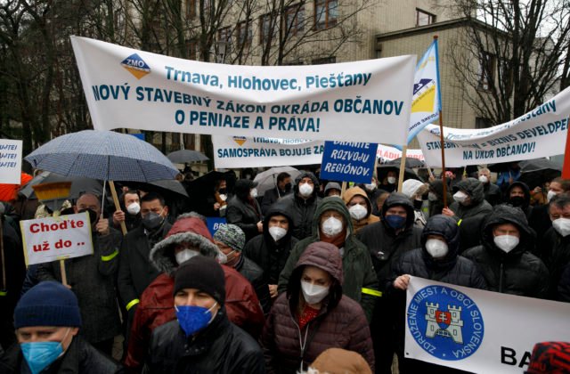 Stovky predstaviteľov ZMOS-u protestovali pred úradom vlády, bojujú za stiahnutie stavebného zákona (foto)