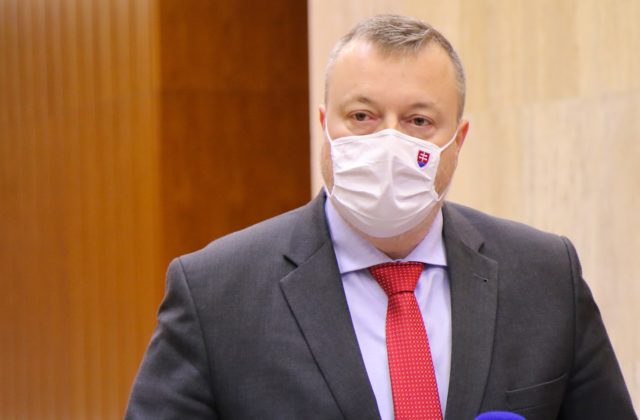 Zákaz vychádzania bude po novom platiť od 21:00, oznámil minister práce Krajniak