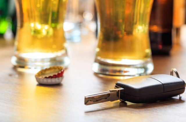 Takmer 14 percent Slovákov a Sloveniek priznalo, že niekedy šoférovali pod vplyvom alkoholu