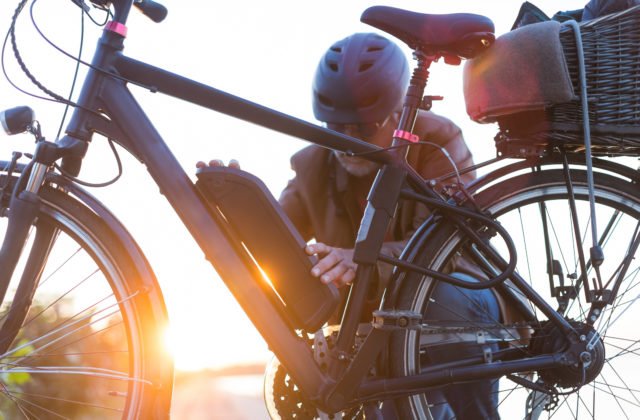 Zamestnanci Trenčianskej župy vymenia autá za elektrobicykle, budú ich využívať pri kontrole projektov či cyklotrás