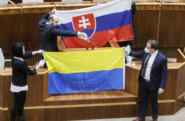 Parlament začína rokovať o obrannej dohode s USA, očakáva sa búrlivá a zrejme dlhá diskusia (naživo)