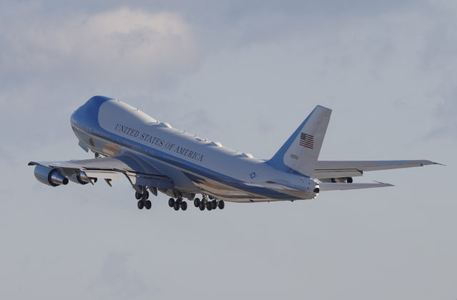 Na základňu, kde parkuje aj Air Force One prezidenta USA, prenikol muž a dostal sa do vládneho lietadla