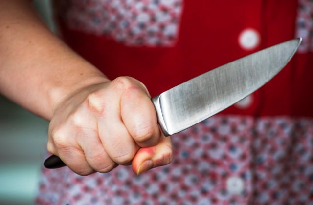 Žena sa s nožom v ruke vyhrážala manželovi, hrozia jej až tri roky za mrežami