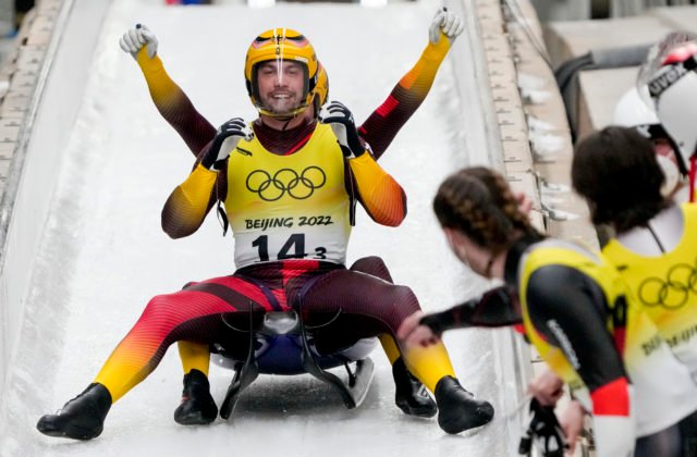 Nemeckí sánkari obhájili v tímovej súťaži olympijské zlato, Slováci Vaverčák so Zmijom sa v koryte prevrátili