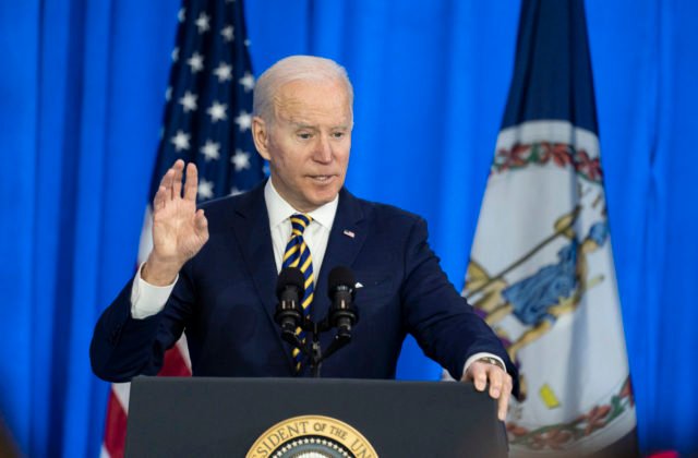 Biden vyzval Američanov, aby ihneď opustili Ukrajinu. Situácia by sa mohla rýchlo zvrtnúť na vojnu