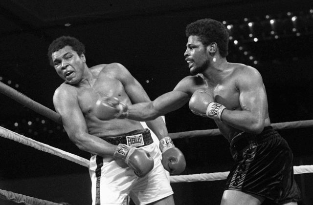 Zomrel boxer, ktorý ako neznámy zdolal Muhammada Aliho a potom mu stúpla sláva do hlavy