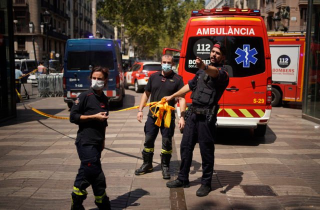 Polícia v Paríži rozdávala pokuty a zadržala 14 ľudí. Na protest chceli priniesť nože, sekery a horľaviny (video)