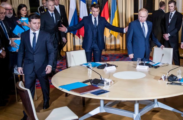 Macron sa snaží dohodnúť s Putinom na deeskalácii napätia na Ukrajine. Šéf Kremľa označil informácie o plánovanej invázii za špekulácie