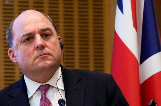 Britský minister obrany bol terčom podvodného telefonátu, neznámy muž sa vydával za premiéra Ukrajiny