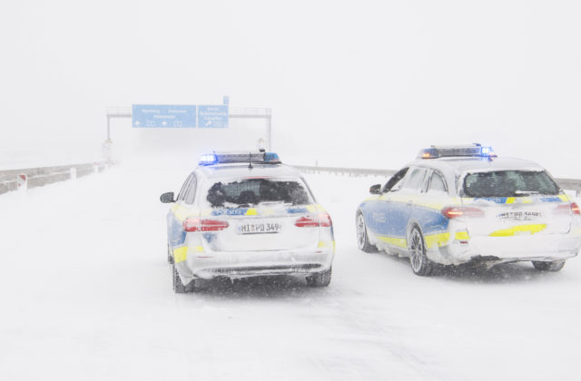 Sever a západ Nemecka zasiahla snehová búrka, sneh narobil problémy aj v Holandsku