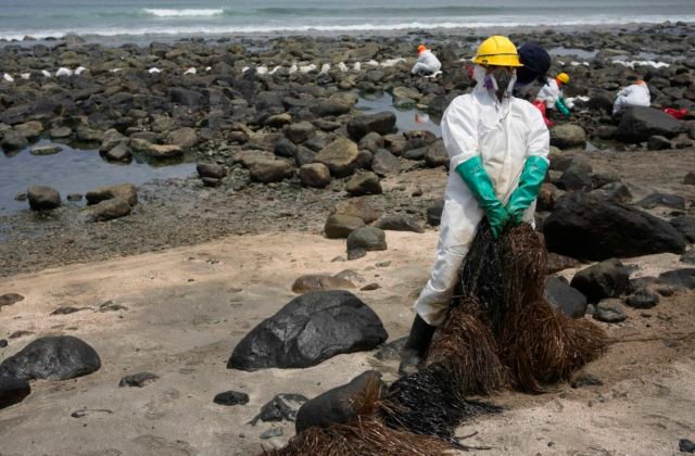 Peru stále bojuje s ekologickou katastrofou, čistenie pobrežia od ropy postupuje len pomaly (video)