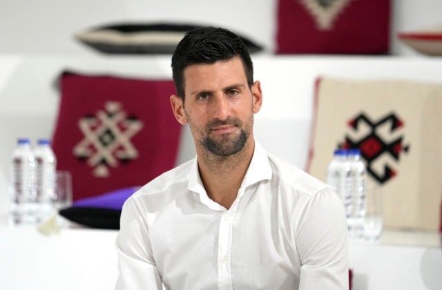 Novak Djokovič sa po prílete do Dubaja dočkal vrelého privítania, absolvuje tu súťažnú premiéru