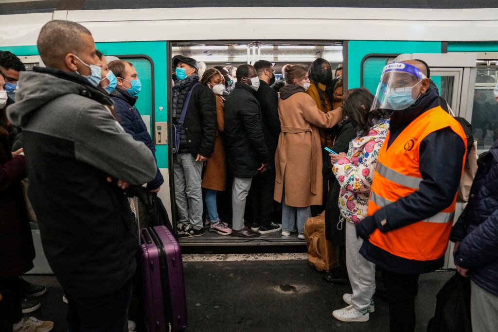 Verejnú dopravu v Paríži narušil štrajk zamestnancov, počas špičky nešla väčšina liniek metra
