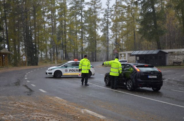 Poľadovica komplikuje situáciu na cestách pod Tatrami, technika cestárov nestačí