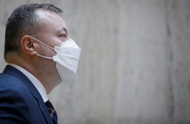 Minister Krajniak sa nakazil koronavírusom, má aj viacero príznakov