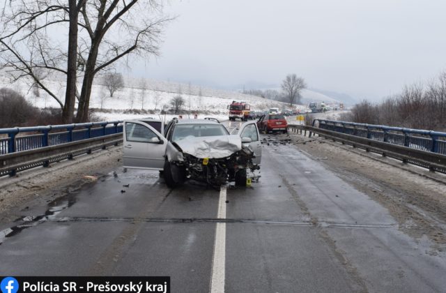 Auto prešlo na moste náhle do protismeru, zrážka vozidiel ochromila celú premávku (foto)