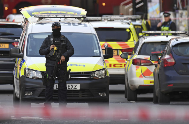 Veľká Británia znížila stupeň teroristickej hrozby, môže za to situácia v Európe