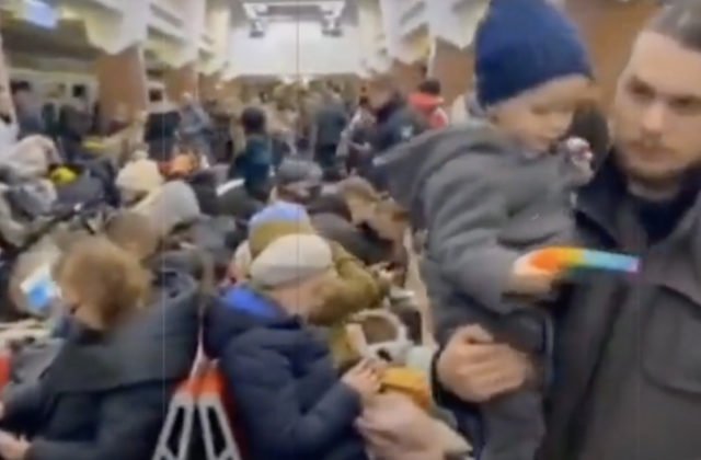 Kyjevčania strávili noc v staniciach metra, ukrývajú sa tam pred bombardovaním (video+foto)