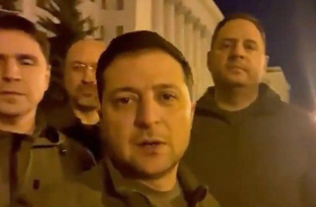 Zelenskyj sa prihovoril občanom priamo z ulíc Kyjeva. Všetci sme tu, odkázal (video)