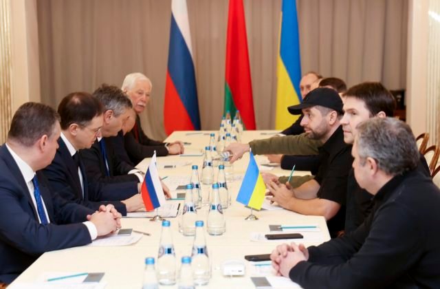 Mierové rokovania v Bielorusku sú bez Zelenského aj Putina, Ukrajina žiada okamžité prímerie a stiahnutie ruských vojakov