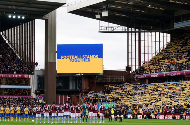 V Číne neodvysielajú víkendové zápasy Premier League, nechcú ukazovať gestá na podporu Ukrajiny