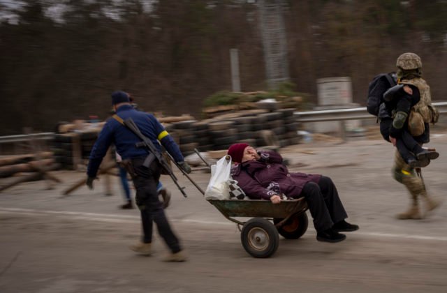 V Mariupoli na druhý pokus evakuujú civilistov, Rusi v sobotu nedodržali pokoj zbraní