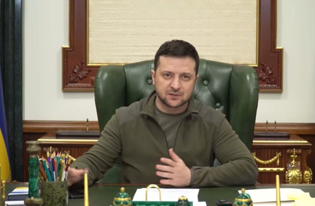 Zelenskyj: Neschovávam sa a zostanem tak dlho, ako bude treba na víťazstvo (video)