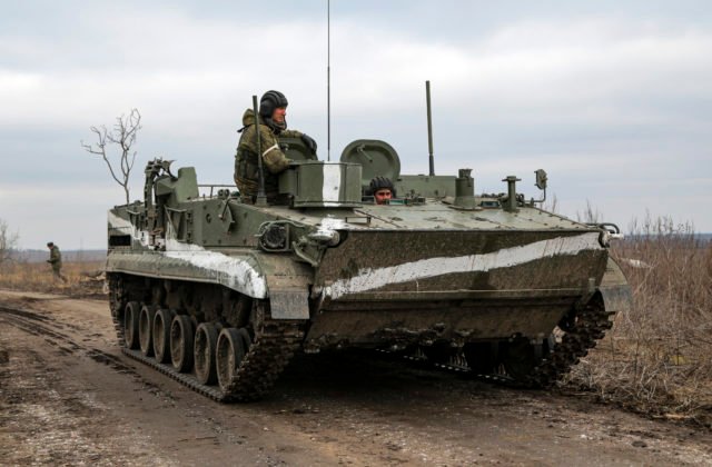 Ruská armáda hrozí útokom na ukrajinské vojenské podniky, so zahraničnými bojovníkmi nebude mať zľutovanie