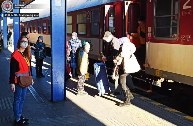 Do Bratislavy dorazil ďalší vlak s utečencami z Ukrajiny, polícia im pomáha s registráciou pri vybavovaní dočasného útočiska