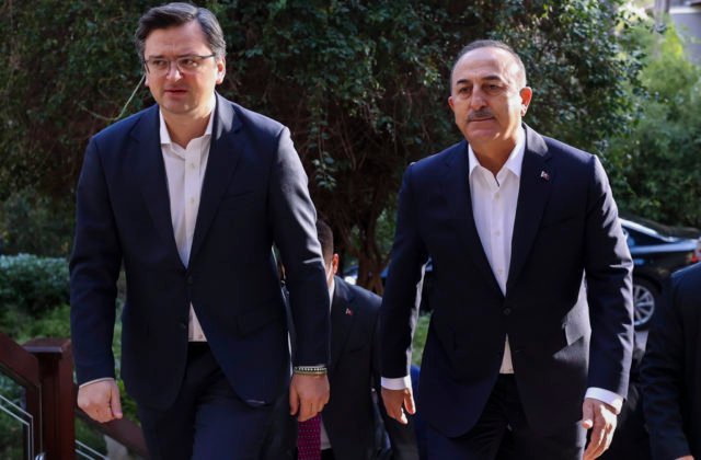 Lavrov a Kuleba sa stretli v tureckej Antalyi, rokovali aj o 24-hodinovom prímerí