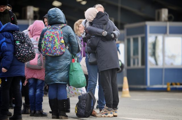 Štát opäť zlyháva, samosprávy kritizujú Mikulca za chaos pri riadení utečeneckej vlny z Ukrajiny