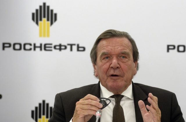 Bývalý nemecký kancelár Gerhard Schröder by sa mal stretnúť s prezidentom Vladimirom Putinom
