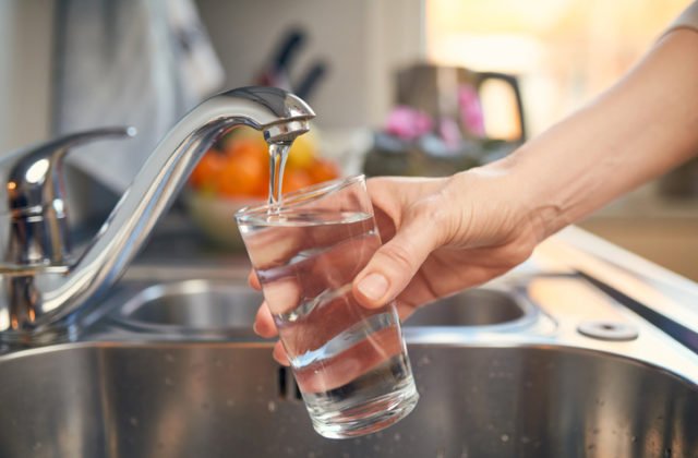 Hrozivé informácie. Až 98% odpadových vôd má SARS-CoV-2. Ako si doma dezinfikovať vodu?