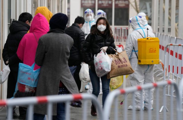 Čína zmierňuje prísne protipandemické pravidlá, uvoľnenie prišlo po veľkých protestoch