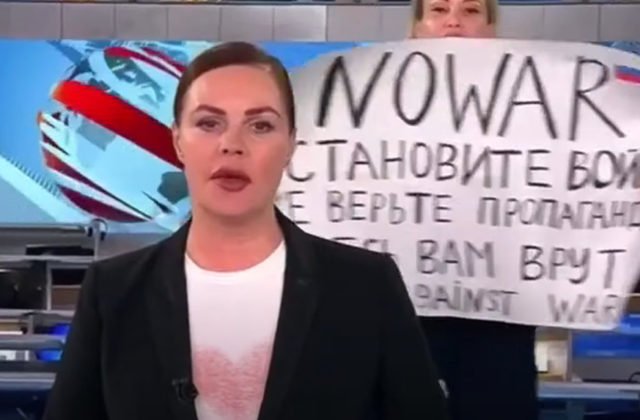 Ovsjannikovovú odsúdili, držala plagát s nápisom Putin je vrah a pri nohách mala dve bábiky