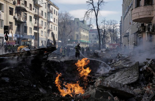 Charkov zažil za deň najmenej 65 ostreľovaní, zničených už bolo asi 600 budov a mŕtvych nemá kto pochovať