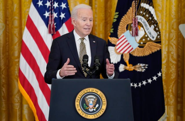 Biden oznámil pomoc Ukrajine v hodnote 800 miliónov dolárov, USA pošlú guľomety aj protilietadlové strely