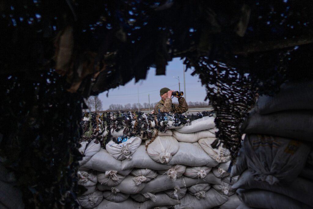 Rusi majú na Ukrajine logistické problémy a vojakom chýbajú potraviny aj palivo