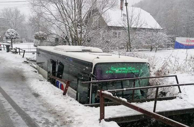 V obci Horná Ves havaroval autobus, skončil v potoku (foto)