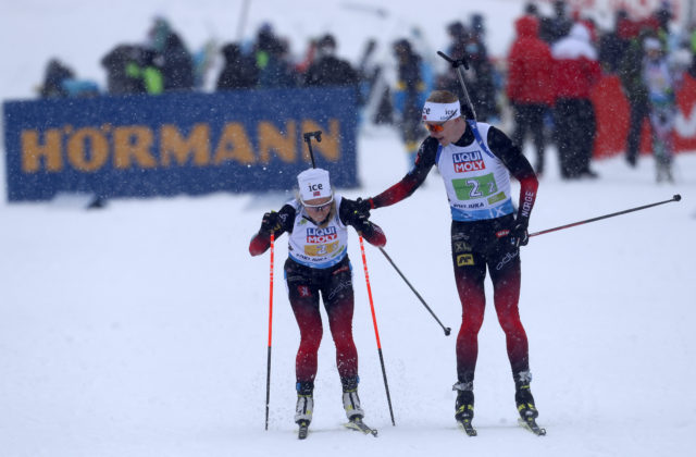 Úvod majstrovstiev sveta v biatlone patril Nórom, Slovákom preteky miešaných štafiet nevyšli
