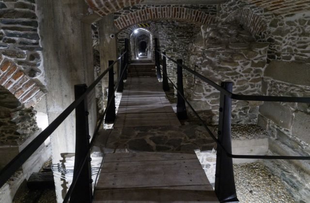 Košice otvorili v podzemí Hlavnej ulice novú expozíciu mestského opevnenia, k videniu sú aj 3D archeomodely