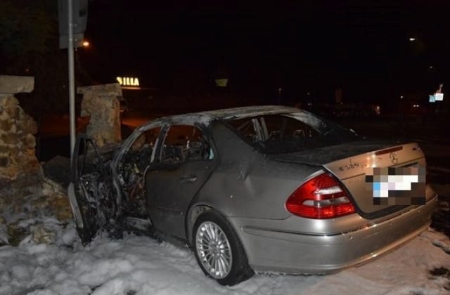 Mladík bez vodičského preukazu chcel ujsť policajtom, po náraze do múru a požiari auta zomrel jeho spolujazdec