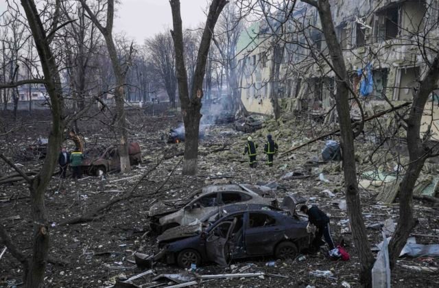 Mariupoľ je takmer zrovnaný so zemou, bombardovaniu strategického prístavu sa však Rusi vyhýbajú